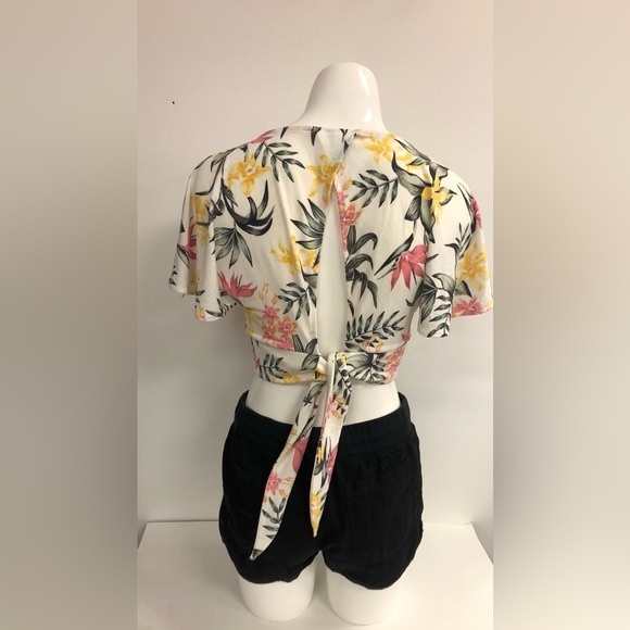 DIVIDED HampM FLORAL TOP WITH OPEN BACK AND BELL SLEEVES - Picture 3 of 6
